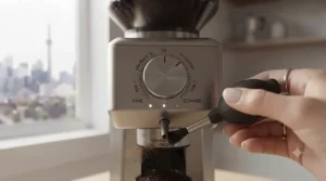 Durable stainless steel electric coffee grinders on a counter. / Moulins à café électriques en acier inoxydable sur un comptoir.